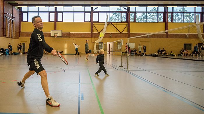 Schleifchenturnier Erwachsene in Wittenberge am 14.01.2023 Daddy mit Junior beim Badminton.